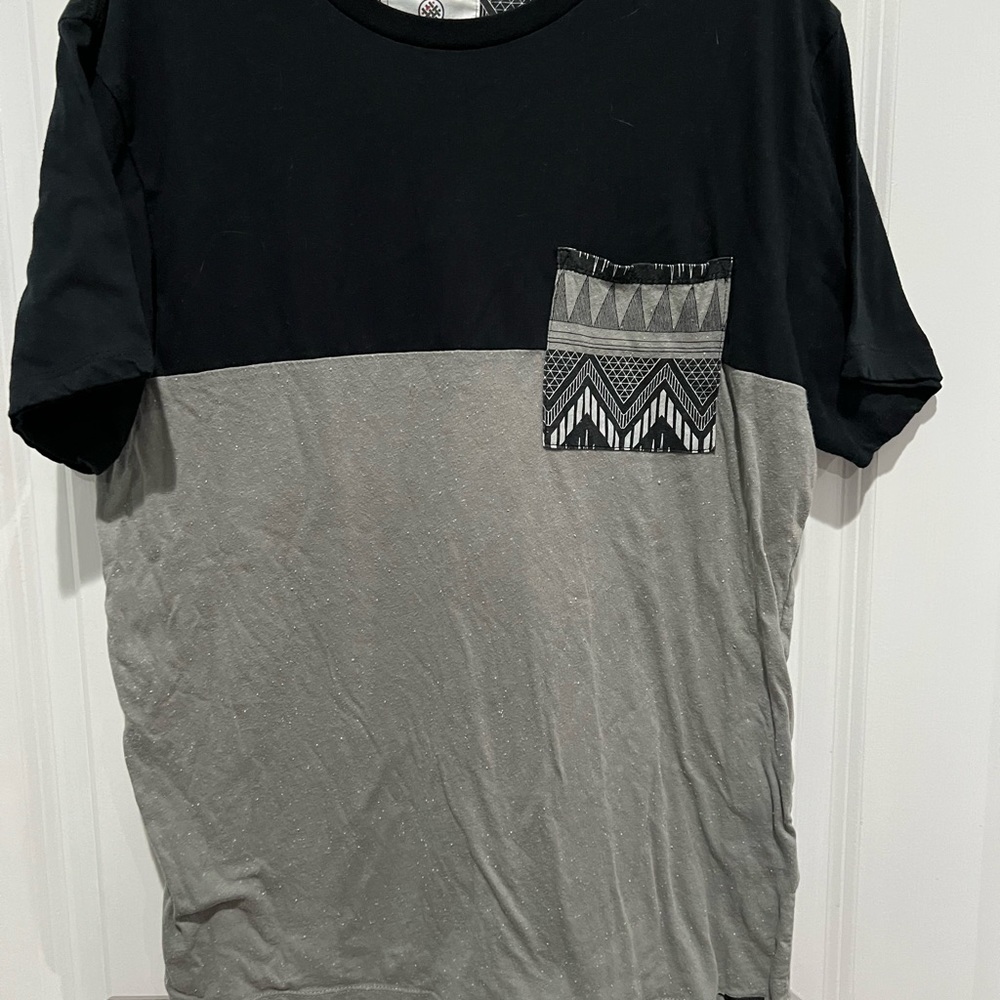 On The Byas Black and Gray Textured T-shirt, Sz M